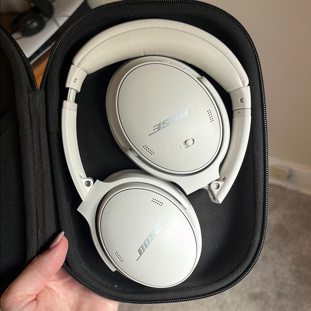 Bose QuietComfort Over-Ear White Headphones